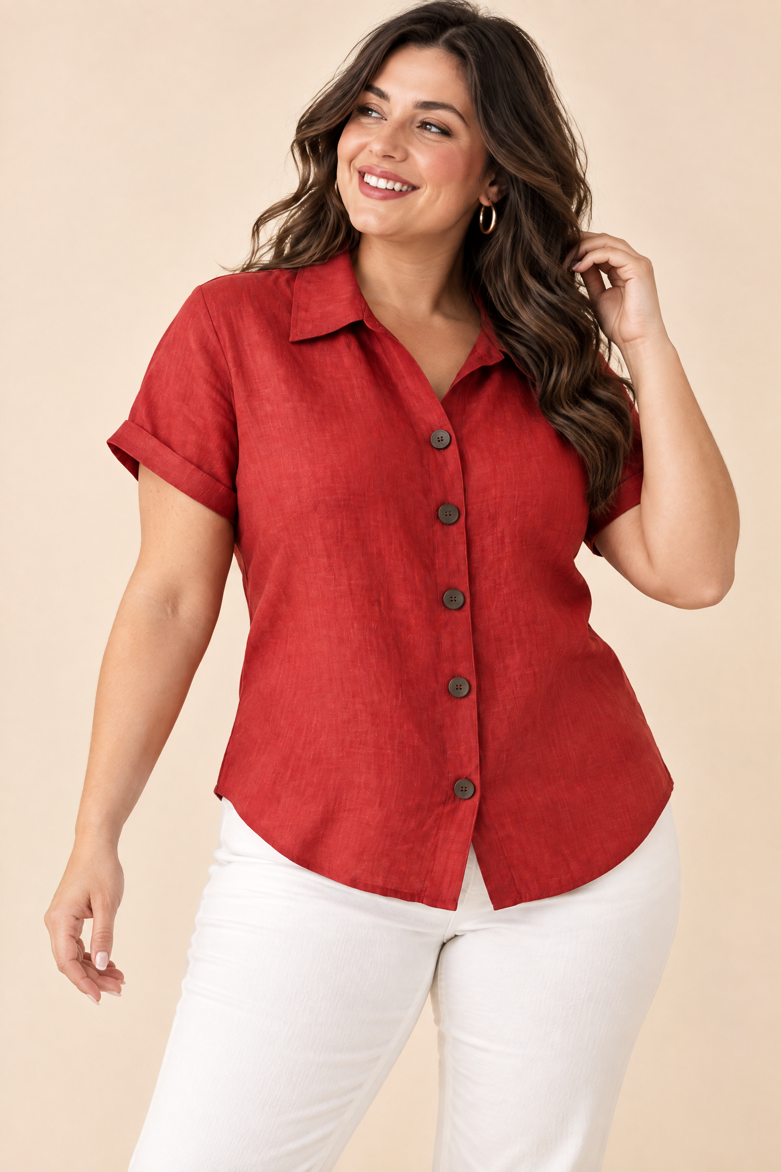 Chemise rouge à manches courtes et col classique | Porté sur une autre silhouette | Lounelle Paris