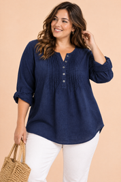 Blouse bleu marine en coton à col rond et patte de boutonnage plissée | Porté sur une silhouette plus ronde | Lounelle Paris