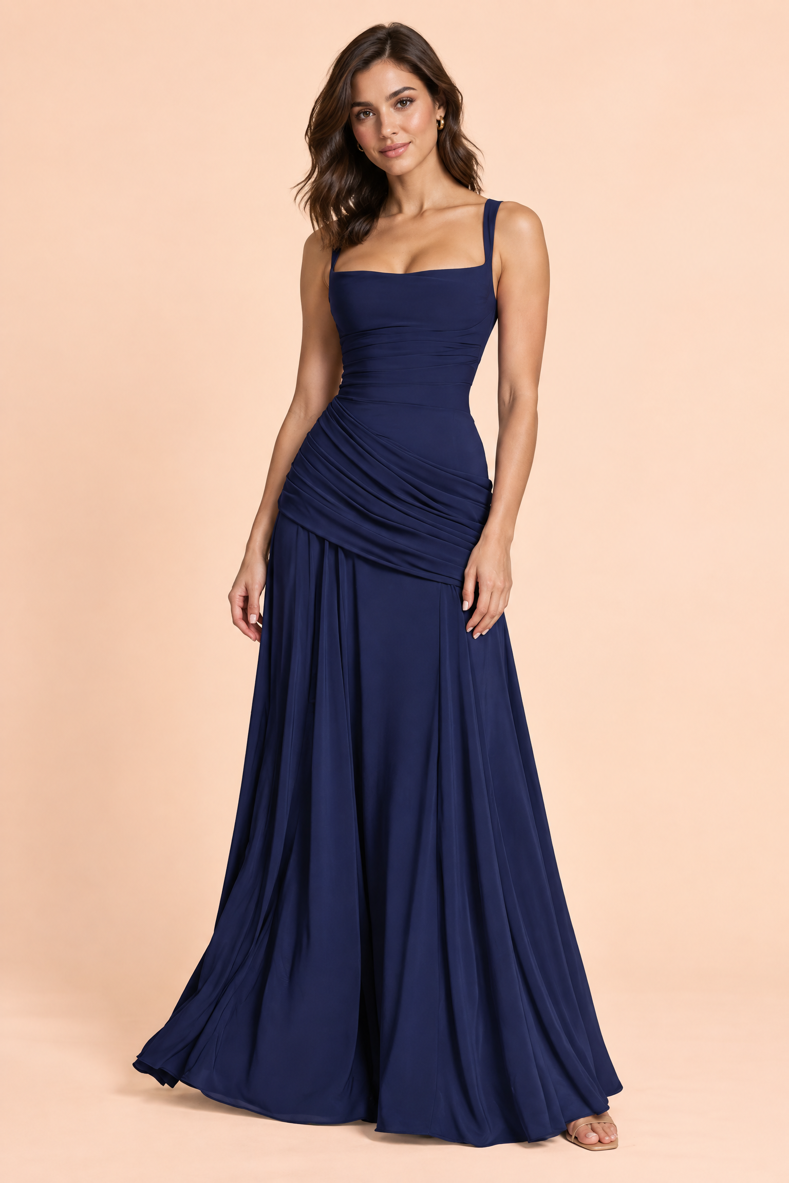 Robe longue bleu foncé froncée à encolure carrée et coupe évasée | Vue de face | Lounelle Paris