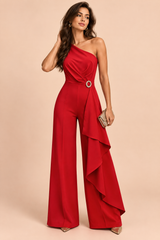 Rød jumpsuit med asymmetrisk utringning og belte