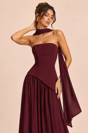 Robe longue bordeaux à encolure asymétrique | Vue rapprochée | Lounelle Paris