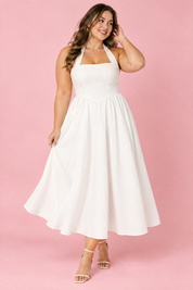 Robe midi patineuse blanche à encolure américaine | Porté sur une silhouette plus ronde | Lounelle Paris