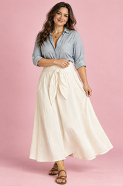 Ensemble chemise et jupe longue blanc cassé à taille nouée | Porté sur une silhouette plus ronde | Lounelle Paris