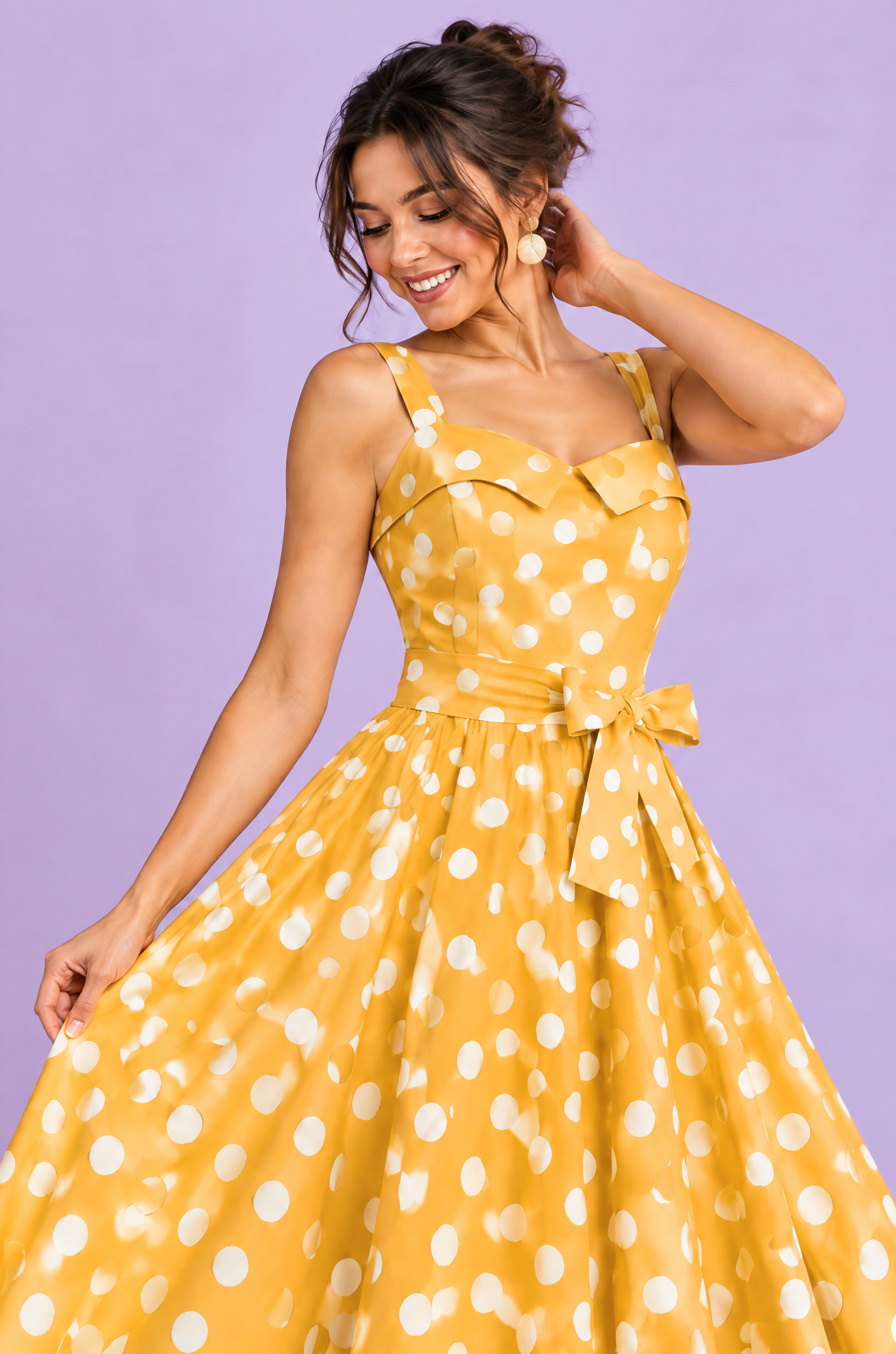 Robe midi jaune à pois et encolure carrée | Vue rapprochée | Lounelle Paris