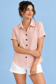 Chemise rose à manches courtes et col classique | Vue rapprochée | Lounelle Paris