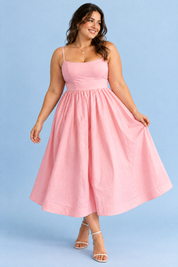 Robe midi rose plissée évasée | Porté sur une silhouette plus ronde | Lounelle Paris