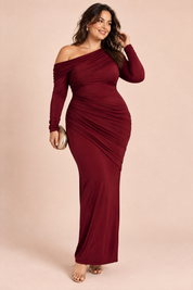 Robe longue bordeaux à encolure asymétrique et détails froncés | Porté sur une silhouette plus ronde | Lounelle Paris