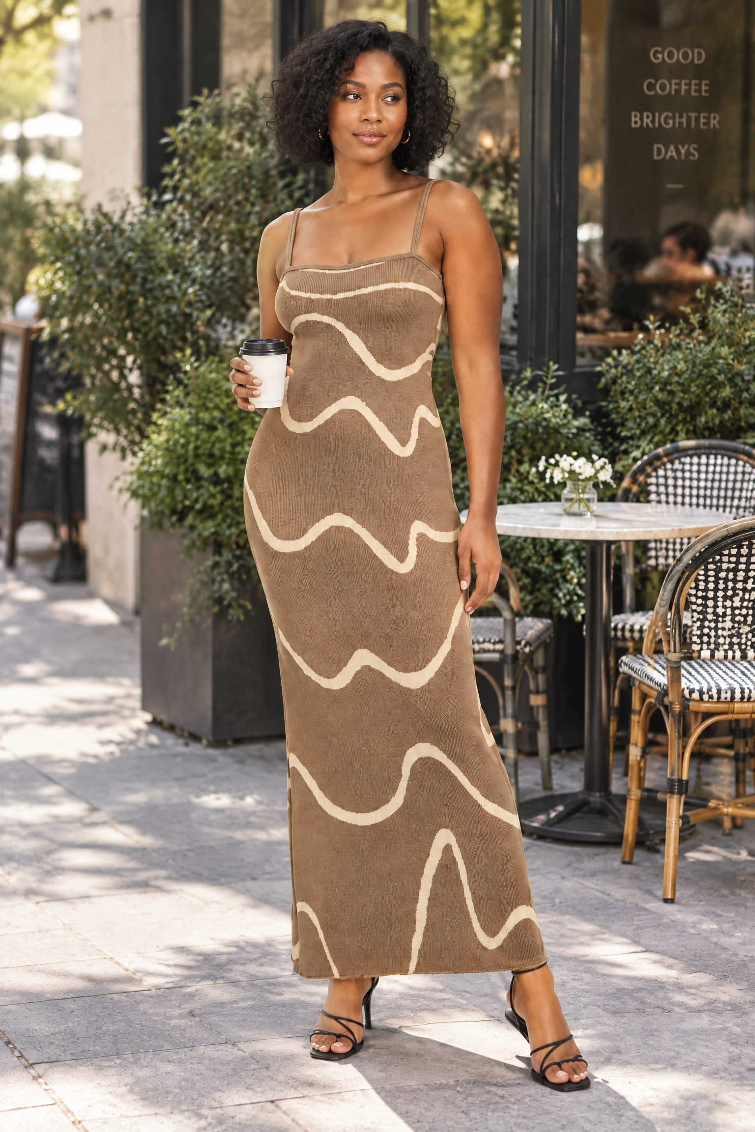 Robe longue rayée dos nu kaki | Photo lifestyle | Lounelle Paris