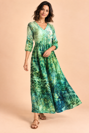 Robe verte fluide à col en V | Vue en mouvement | Lounelle Paris