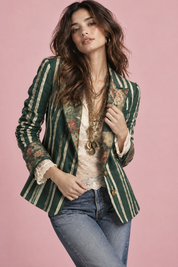 Blazer ajusté vert à fleurs et rayures | Vue rapprochée | Lounelle Paris