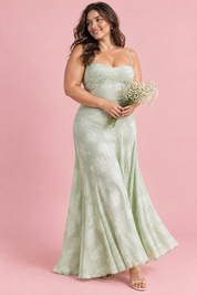 Robe longue fleurie vert clair | Porté sur une silhouette plus ronde | Lounelle Paris