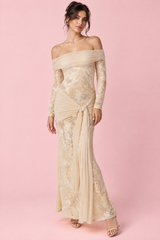 Beige blonde maxikjole med offshoulder-utringning, rynkedetaljer og bindebånd