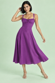 Robe midi violette à coupe trapèze et encolure carrée | Vue en mouvement | Lounelle Paris
