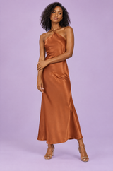 Brun halterneck-maxikjole med twist og cape