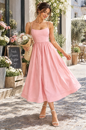 Robe midi rose plissée évasée | Photo lifestyle | Lounelle Paris