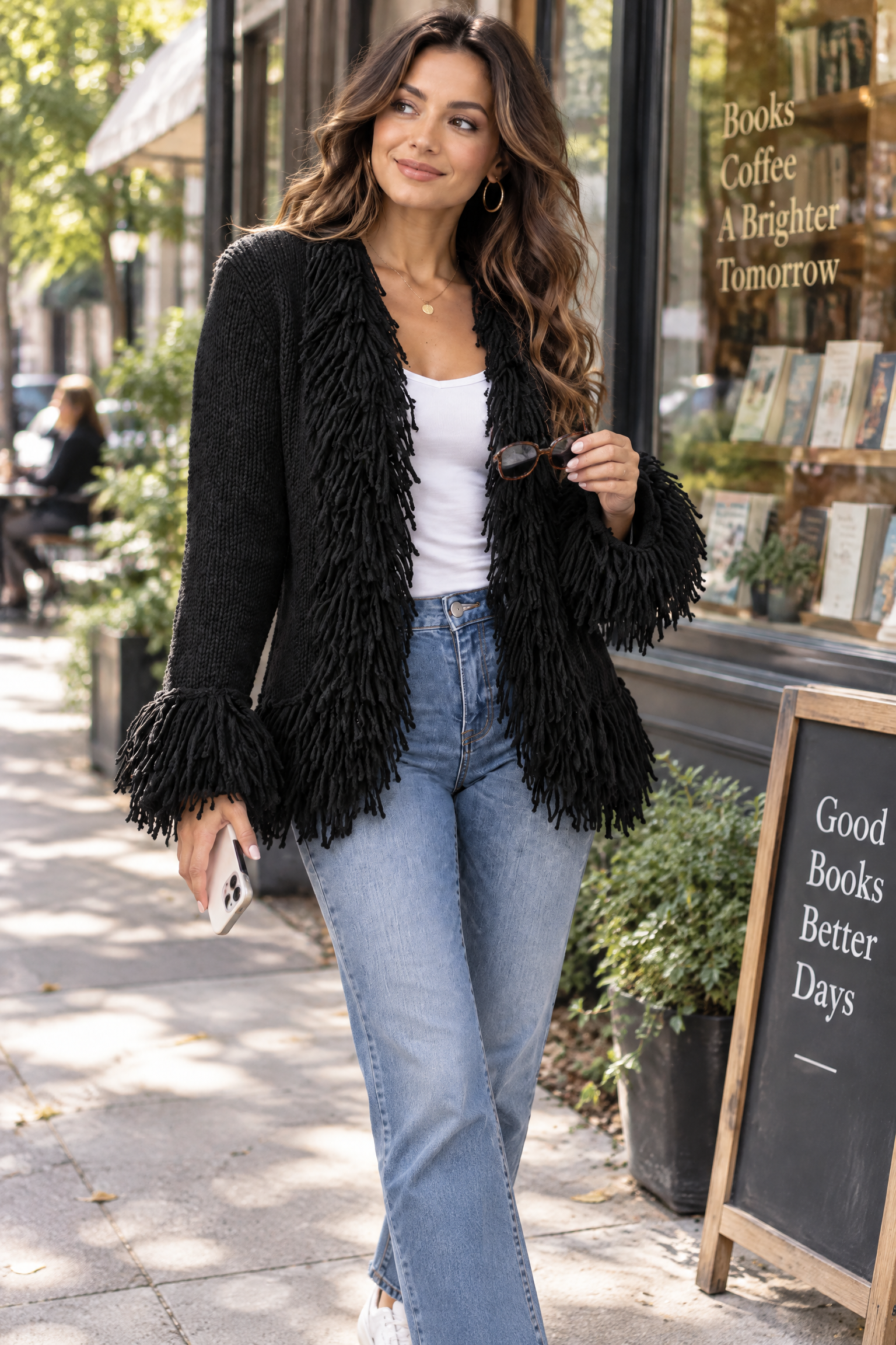 Gilet noir à franges | Photo lifestyle | Lounelle Paris