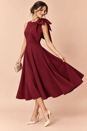 Robe midi bordeaux à encolure asymétrique et manche à nœud | Vue de dos | Lounelle Paris