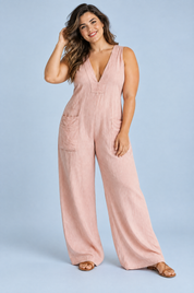 Combinaison rose à encolure V et jambes larges | Porté sur une autre silhouette | Lounelle Paris