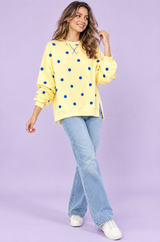 Gul oversized genser med prikker
