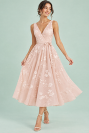Robe midi fleurie rose clair à la coupe patineuse | Vue de face | Lounelle Paris