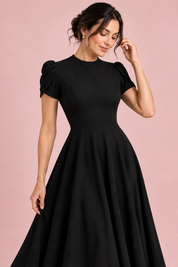 Robe midi noire à col montant et manches bouffantes | Vue rapprochée | Lounelle Paris