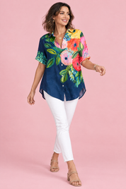 Chemise longue fleurie à col – Bleu marine | Vue en mouvement | Lounelle Paris