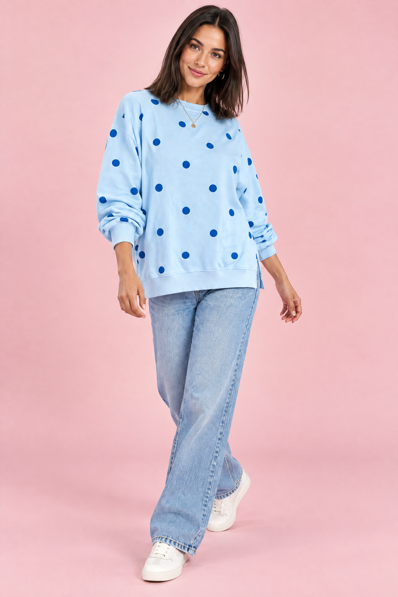 Sweat-shirt oversize bleu à pois | Vue en mouvement | Lounelle Paris