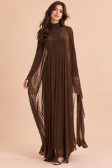 Brun kjole med åpen rygg og transparent cape