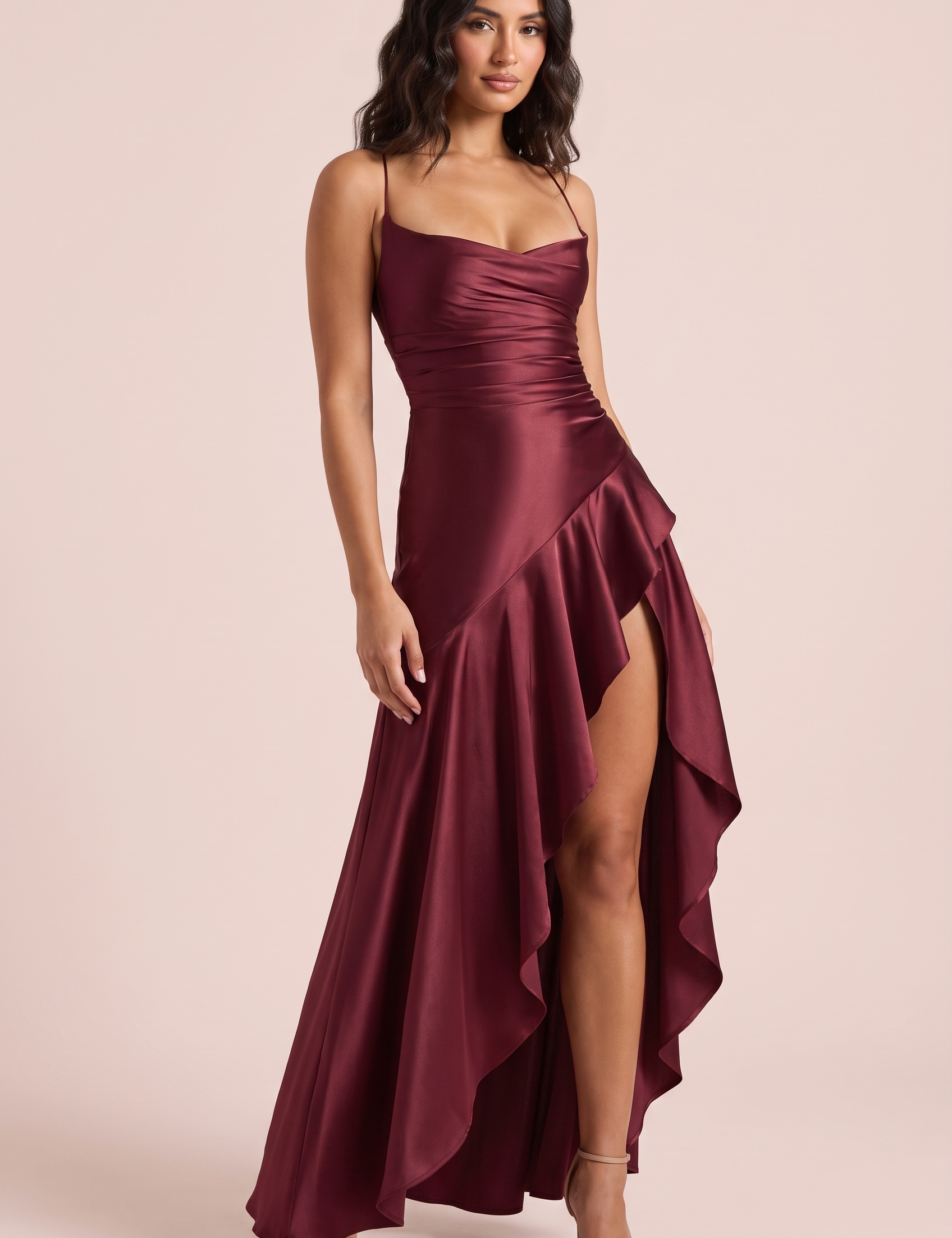 Robe longue bordeaux satinée asymétrique à une épaule et dos ouvert | Vue de face | Lounelle Paris