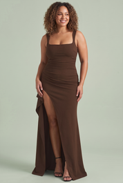 Robe longue marron à encolure carrée, dos plongeant et fente latérale sur la cuisse | Porté sur une silhouette plus ronde | Lounelle Paris
