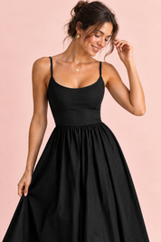 Robe midi noire plissée évasée | Vue rapprochée | Lounelle Paris
