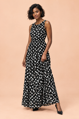 Svart maxikjole med polkadotter, høy hals og draperte detaljer