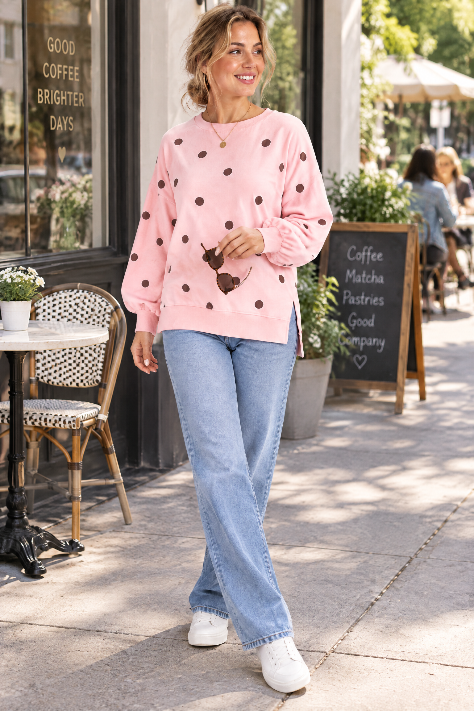 Sweat-shirt oversize rose à pois | Photo lifestyle | Lounelle Paris