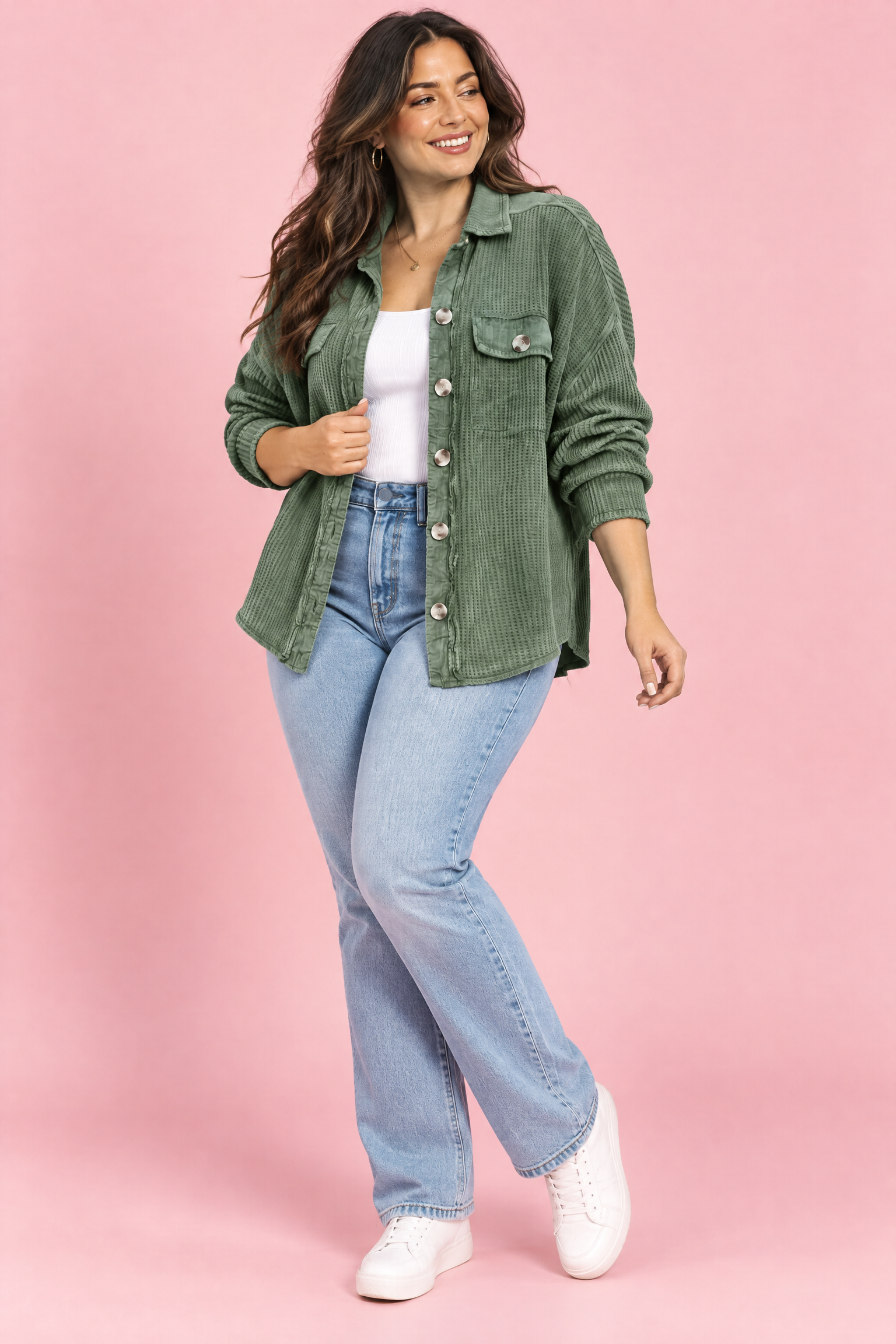 Surchemise vert sauge à bords effilochés | Porté sur une autre silhouette | Lounelle Paris