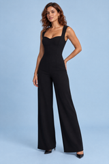 Svart jumpsuit med hjerteutringning