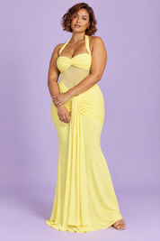 Robe longue froncée tour de cou jaune | Porté sur une silhouette plus ronde | Lounelle Paris