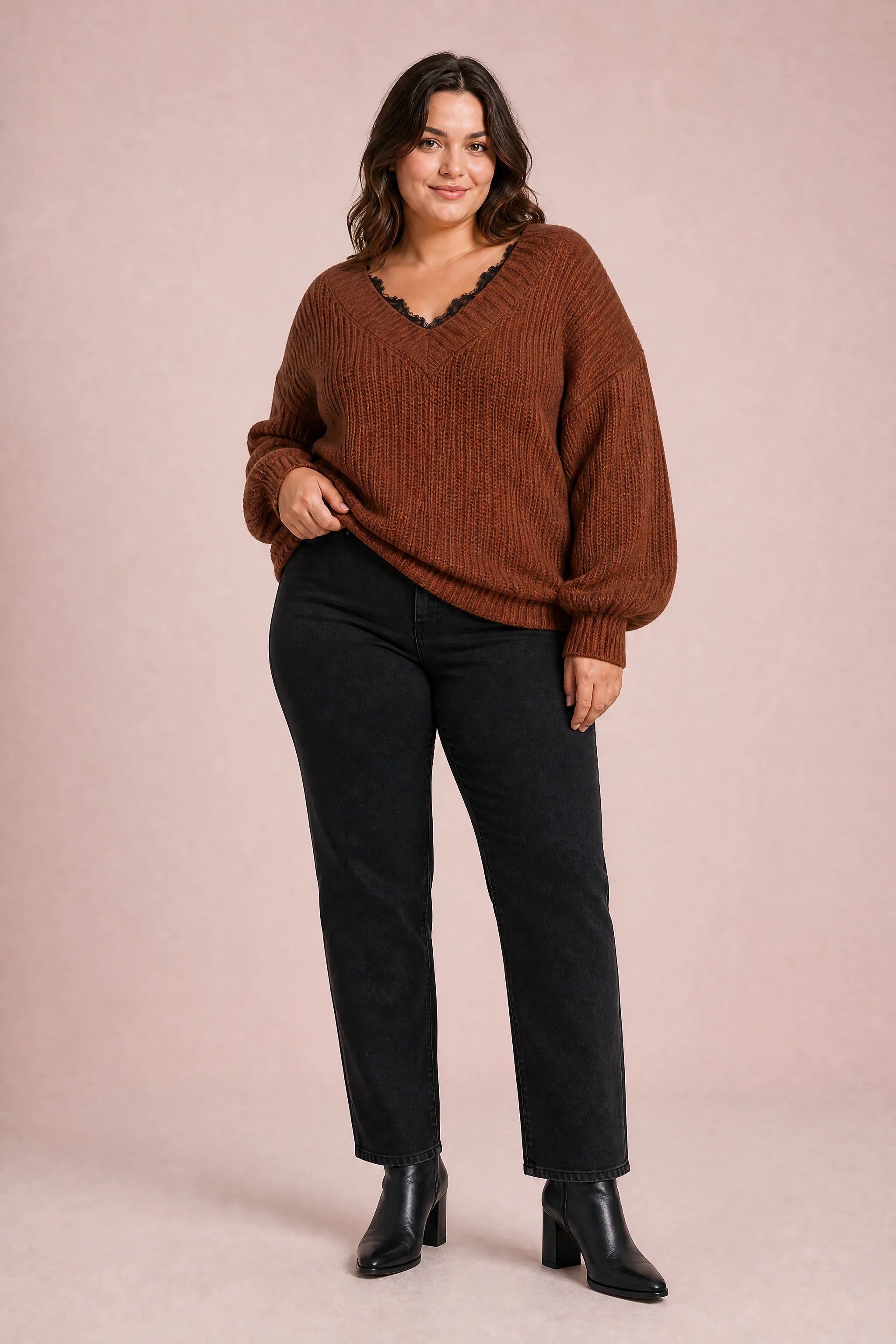 Pull col V à dentelle | Porté sur une silhouette plus ronde | Lounelle Paris