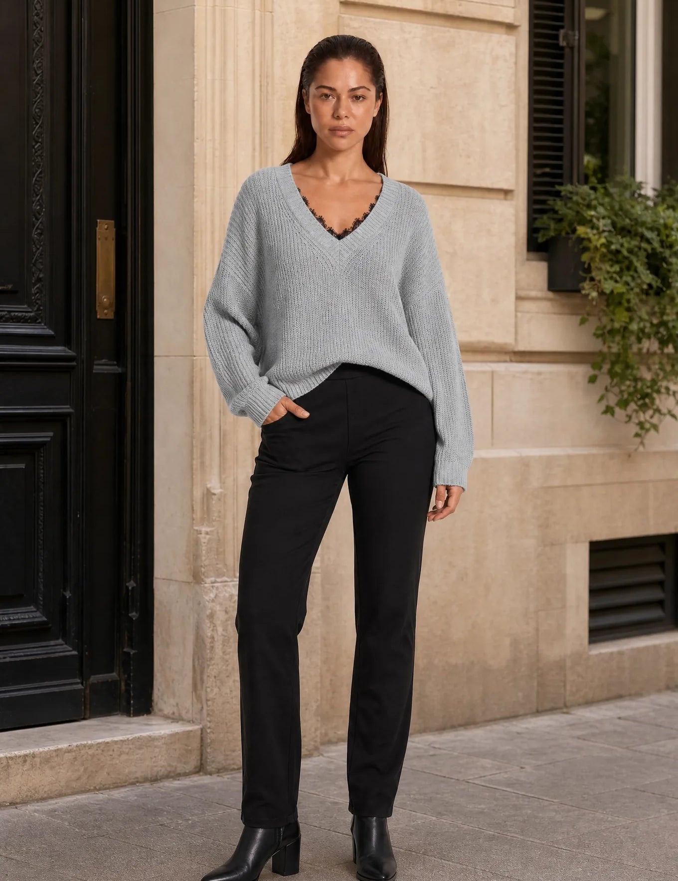 Pull col V à dentelle | Variante Gris clair - Lifestyle | Lounelle Paris