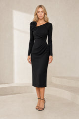 Robe asymétrique à fleur d'épaule