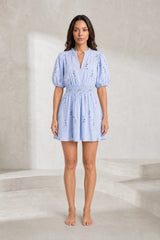 Robe bleu clair à broderies florales