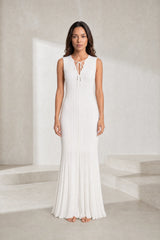 Robe longue blanche plissée col V