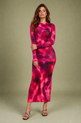 Lang tettsittende tie-dye-kjole