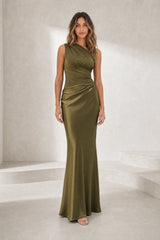 Robe longue satinée à une épaule