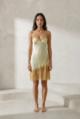 Robe nuisette verte à dentelle